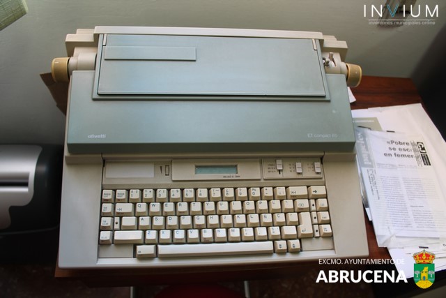 .Máquina de escribir Olivetti.