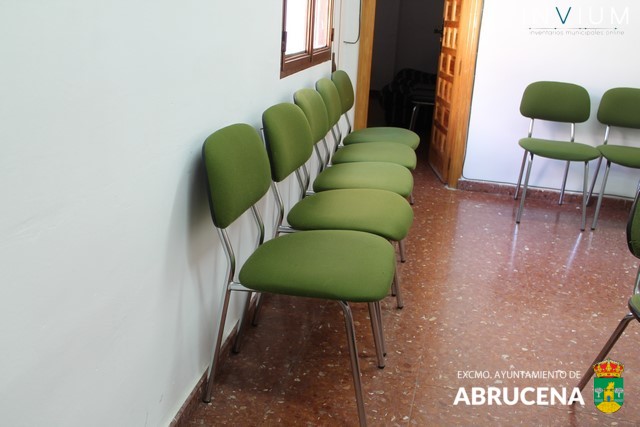 .Lote de sillas tapizadas con tela verde.
